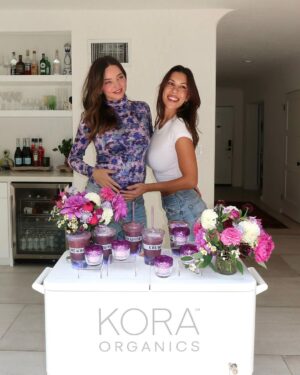 Miranda Kerr Instagram - 3 days and 11 smoothies later 💜🌈🤰🏻

Thank you to my wonderful friends who helped celebrate the launch of @koraorganics Plant Stem Cell Retinol Alternative Moisturizer and KORA Glow @erewhonmarket smoothie!