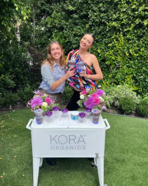 Miranda Kerr Instagram - 3 days and 11 smoothies later 💜🌈🤰🏻

Thank you to my wonderful friends who helped celebrate the launch of @koraorganics Plant Stem Cell Retinol Alternative Moisturizer and KORA Glow @erewhonmarket smoothie!