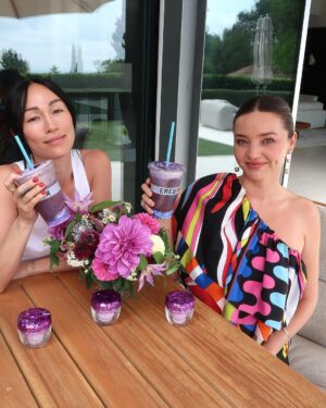 Miranda Kerr Instagram - 3 days and 11 smoothies later 💜🌈🤰🏻

Thank you to my wonderful friends who helped celebrate the launch of @koraorganics Plant Stem Cell Retinol Alternative Moisturizer and KORA Glow @erewhonmarket smoothie!