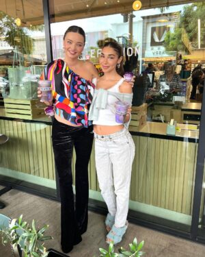 Miranda Kerr Instagram - 3 days and 11 smoothies later 💜🌈🤰🏻

Thank you to my wonderful friends who helped celebrate the launch of @koraorganics Plant Stem Cell Retinol Alternative Moisturizer and KORA Glow @erewhonmarket smoothie!