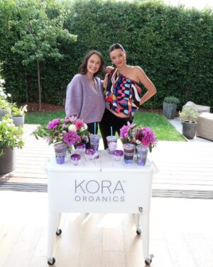 Miranda Kerr Instagram - 3 days and 11 smoothies later 💜🌈🤰🏻

Thank you to my wonderful friends who helped celebrate the launch of @koraorganics Plant Stem Cell Retinol Alternative Moisturizer and KORA Glow @erewhonmarket smoothie!