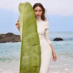 Miranda Kerr Instagram - POV you go to the beach in the fall 💛 @grazia_it Photographer @veronicasams Makeup @hollysilius Hair @ericka_verrett Styling @orettac Props @leannadanielle_ Film @rchann Interview @fedi_volpe