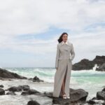 Miranda Kerr Instagram - POV you go to the beach in the fall 💛 @grazia_it Photographer @veronicasams Makeup @hollysilius Hair @ericka_verrett Styling @orettac Props @leannadanielle_ Film @rchann Interview @fedi_volpe