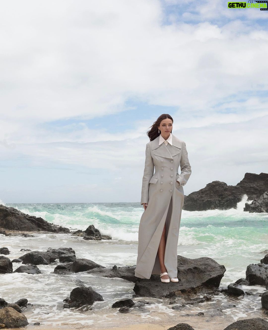 Miranda Kerr Instagram - POV you go to the beach in the fall 💛 @grazia_it Photographer @veronicasams Makeup @hollysilius Hair @ericka_verrett Styling @orettac Props @leannadanielle_ Film @rchann Interview @fedi_volpe