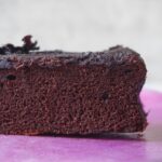 Miri Pérez-Cabrero Instagram - Pastelito hecho con agua!!!!! 💜 lo vas a amar!!! Y lo haces en 5 minutos literal!!!! Ya verás que rico ✨✨✨✨ . I N G R E D I E N T E S: ⚡️2 huevos ⚡️1cda y media de cacao ⚡️3 cdas de harina de avena ⚡️1 chorrito de agua ⚡️1 cda eritritol ⚡️1 cdita de levadura ⚡️3 onzas de chocolate negro derretido ⚡️pizca de sal gorda . I N S T R U C C I O N E S: 1️⃣trituras todos los ingredientes menos el chocolate negro derretido. Viertes la mezcla en un molde pequeño (yo he usado un tupper de cristal) 2️⃣añades el chocolate negro derretido y mezclas un poco 3️⃣lo llevas al microondas durante 5 mins en intervalos de 1min y listo!!!!!! Te chiflará!!!!! 💘 dime si lo harías!! . #mirisrecipes #healthy #saludable #recetas #recetassanas #recetasfaciles #recetassaludables #recetascaseras #pastel #fit #chocolate Madrid, Spain