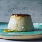 Miri Pérez-Cabrero Instagram - Flan de huevo sin horno y sin azúcar!!!!!! Te va a chiflar su sabor y textura ♥️♥️♥️♥️ . I N G R E D I E N T E S: ⚡️1/5 litro de leche ⚡️1 cda canela ⚡️1 chorrito aroma vainilla ⚡️1 cdita eritritol ⚡️3 yemas de huevo ⚡️5 hojas de gelatina hidratadas en agua ⚡️opcional: miel para decorar . I N S T R U C C I O N E S: 1️⃣mezclamos bien todos los ingredientes y llevamos la mezcla a una olla. Con unas varillas mezclamos bien hasta que se deshagan las hojas de gelatina 2️⃣una vez deshechas retiramos del fuego y vertemos la mezcla en las flaneras. Nevera durante un par de horas (yo lo suelo dejar toda la noche) y voilàaaaaaa!! Pon miel por encima y disfruta!!!!!! ✨✨✨✨✨ . #mirisrecipes #healthy #saludable #recetas #recetassaludables #recetassanas #recetasfaciles #recetasfit #receta #recetascaseras #flan Madrid, Spain