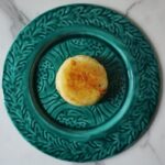 Miri Pérez-Cabrero Instagram - Falsas arepas de patata rellenas de queso riquísimas y con solo 3 ingredientes!!!!!!✨✨✨✨✨✨ . I N G R E D I E N T E S: ⚡️3 patatas pequeñas ⚡️2 cdas de harina de almendra ⚡️queso cheddar o mozarella Sal&pimienta . I N S T R U C C I O N E S: 1️⃣hervimos las patatas 2️⃣las chafamos con un tenedor y las mezclamos con la harina de almendra. Añadimos sal y pimienta 3️⃣hacemos bolitas y las rellenamos de queso y hacemos nuestras arepitas a la plancha con un poco de aceite de oliva! Y voilàaaaaaaa ♥️♥️♥️♥️ . #mirisrecipes #healthy #saludable #recetas #receta #recetassanas #recetassaludables #recetasfaciles Madrid, Spain