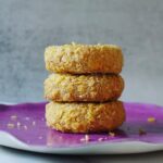 Miri Pérez-Cabrero Instagram - Nuggets de garbanzo saludables con 4 ingredientes!!! Te van a chiflar ♥️♥️♥️♥️ . I N G R E D I E N T E S: ⚡️200gr de garbanzos escurridos y triturados con un poco de pimentón ⚡️4 cdas harina de garbanzo ⚡️3 cdas queso cheddar ⚡️1 huevo - corn flakes sin azúcar para rebozar . I N S T R U C C I O N E S: 1️⃣mezclamos los garbanzos triturados con el queso, la harina y el huevo 2️⃣mezclamos todo bien y formamos bolitas que embadurnaremos con corn flakes picados 3️⃣ponemos nuestros nuggets en una bandeja de horno forrada con papel de horno, ponemos un poco de aceite y sal por encima y horneamos 180º unos 20mins. Y voilàaaaaa 💜💜💜💜🎊🎊🎊🎊🎊🎊 . #mirisrecipes #healthy #saludable #recetas #receta #recetassanas #recetassaludables #recetasfaciles #recetascaseras #nuggets Madrid, Spain