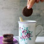 Miri Pérez-Cabrero Instagram - Galletas de cacao SIN HARINA NI AZÚCAR!!! Con solo 4 ingredientes!!!!! Las vas a amaaaaaar ♥️!! . I N G R E D I E N T E S: ⚡️5 cdas cacahuete en polvo ⚡️1 cda eritritol ⚡️1 cda cacao ⚡️1 huevo . I N S T R U C C I O N E S: 1️⃣mezclamos bien los ingredientes y llevamos la mezcla a un bowl y formamos como una masa compacta con ayuda de una lengua 2️⃣hacemos bolitas más pequeñas y las aplastamos un poco. Las ponemos sobre una bandeja de horno forrada con papel de horno 3️⃣horneamos 10 mins a 180º y listo!!!!! Con un vaso de leche están que te chiflas!!!!! . #mirisrecipes #healthy #saludable #recetas #recetassanas #recetascaseras #receta #recetasfaciles #recetassaludables #galletas #cookies Madrid, Spain