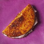Miri Pérez-Cabrero Instagram - Taco de jamón y queso sin harinas con solo 3 ingredientes!!!!🎊🎊🎊🎊🎊🎊🎊🎊🎊 . I N G R E D I E N T E S: ⚡️1 huevo ⚡️2 zanahorias pequeñas ralladas ⚡️3 cdas queso cheddar rallado Toppings: jamón & queso & sal . I N S T R U C C I O N E S: 1️⃣mezclamos todos los ingredientes del taco y vertemos la mezcla en una sartén engrasada con aceite. 2️⃣dejamos que se haga a fuego lento poco a poco por un ladito (que se dore) y por el otro! 3️⃣rellenamos con los toppings que más nos gusten y voilàaaaaa 🪷🪷🪷🪷🪷🪷 . Feliz noche!!! #mirisrecipes #healthy #saludable #receta #3ingredientes #recetas #recetassaludables #recetassanas #recetasfaciles #recetafacil #recetascaseras Madrid, Spain