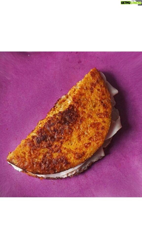 Miri Pérez-Cabrero Instagram - Taco de jamón y queso sin harinas con solo 3 ingredientes!!!!🎊🎊🎊🎊🎊🎊🎊🎊🎊 . I N G R E D I E N T E S: ⚡️1 huevo ⚡️2 zanahorias pequeñas ralladas ⚡️3 cdas queso cheddar rallado Toppings: jamón & queso & sal . I N S T R U C C I O N E S: 1️⃣mezclamos todos los ingredientes del taco y vertemos la mezcla en una sartén engrasada con aceite. 2️⃣dejamos que se haga a fuego lento poco a poco por un ladito (que se dore) y por el otro! 3️⃣rellenamos con los toppings que más nos gusten y voilàaaaaa 🪷🪷🪷🪷🪷🪷 . Feliz noche!!! #mirisrecipes #healthy #saludable #receta #3ingredientes #recetas #recetassaludables #recetassanas #recetasfaciles #recetafacil #recetascaseras Madrid, Spain