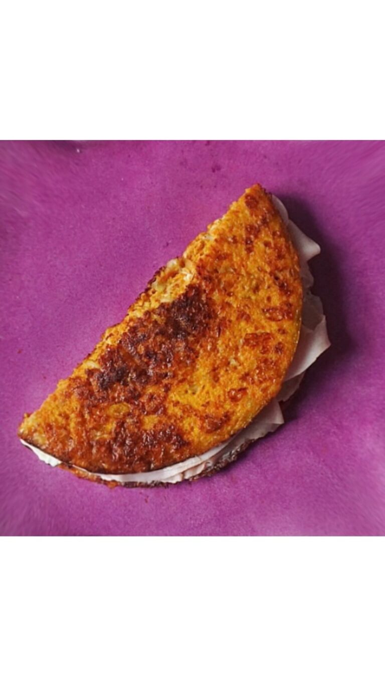 Miri Pérez-Cabrero Instagram - Taco de jamón y queso sin harinas con solo 3 ingredientes!!!!🎊🎊🎊🎊🎊🎊🎊🎊🎊 . I N G R E D I E N T E S: ⚡️1 huevo ⚡️2 zanahorias pequeñas ralladas ⚡️3 cdas queso cheddar rallado Toppings: jamón & queso & sal . I N S T R U C C I O N E S: 1️⃣mezclamos todos los ingredientes del taco y vertemos la mezcla en una sartén engrasada con aceite. 2️⃣dejamos que se haga a fuego lento poco a poco por un ladito (que se dore) y por el otro! 3️⃣rellenamos con los toppings que más nos gusten y voilàaaaaa 🪷🪷🪷🪷🪷🪷 . Feliz noche!!! #mirisrecipes #healthy #saludable #receta #3ingredientes #recetas #recetassaludables #recetassanas #recetasfaciles #recetafacil #recetascaseras Madrid, Spain