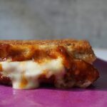 Miri Pérez-Cabrero Instagram - Pizza Sándwich en cuestión de minutos!!!!!✨✨✨✨✨✨ te vas a chiflar con esto!!! Pruébalo en que seguro que tienes los ingredientes por casa 🪷 . I N G R E D I E N T E S: ⚡️2 rebanadas de pan integral ⚡️2 lonchas de queso mozarella ⚡️2 lonchas jamón dulce ⚡️1 huevo ⚡️orégano & sal ⚡️chorrito de leche & aceite de oliva . I N S T R U C C I O N E S: 1️⃣mezclamos el huevo con la leche y el orégano y reservamos. 2️⃣hacemos nuestro sándwich cortando los bordes y untando el pan con salsa de tomate. Añadimos el jamón y el queso. 3️⃣pasamos el sándwich por la primera mezcla y lo llevamos a la sartén engrasada con un poco de aceite. Que se haga bien por ambos lados y voilàaaaaaa🪷🪷🪷🪷🪷 . #mirisrecipes #healthy #saludable #recetassanas #recetassaludables #receta #recetas #recetasfaciles #cena Barcelona, Spain