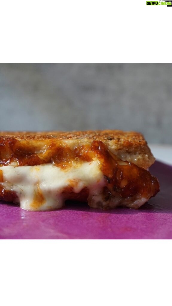 Miri Pérez-Cabrero Instagram - Pizza Sándwich en cuestión de minutos!!!!!✨✨✨✨✨✨ te vas a chiflar con esto!!! Pruébalo en que seguro que tienes los ingredientes por casa 🪷 . I N G R E D I E N T E S: ⚡️2 rebanadas de pan integral ⚡️2 lonchas de queso mozarella ⚡️2 lonchas jamón dulce ⚡️1 huevo ⚡️orégano & sal ⚡️chorrito de leche & aceite de oliva . I N S T R U C C I O N E S: 1️⃣mezclamos el huevo con la leche y el orégano y reservamos. 2️⃣hacemos nuestro sándwich cortando los bordes y untando el pan con salsa de tomate. Añadimos el jamón y el queso. 3️⃣pasamos el sándwich por la primera mezcla y lo llevamos a la sartén engrasada con un poco de aceite. Que se haga bien por ambos lados y voilàaaaaaa🪷🪷🪷🪷🪷 . #mirisrecipes #healthy #saludable #recetassanas #recetassaludables #receta #recetas #recetasfaciles #cena Barcelona, Spain