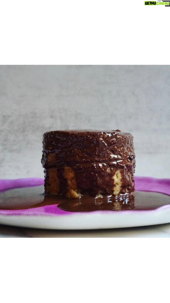 Miri Pérez-Cabrero Instagram - Pancakes esponjosos riquísimos y sin azúcar!!!! ✨✨✨ . I N G R E D I E N T E S: ⚡️2 plátanos ⚡️2 huevos ⚡️4 cdas grandes de harina de avena ⚡️una cdita levadura ⚡️canela & aroma vainilla ⚡️1 cda eritritol Topping: chocolate negro Una nuez de mantequilla para hacerlas en la sartén . I N S T R U C C I O N E S: 1️⃣trituramos todos los ingredientes y vertemos la mezcla en un timbal a fuego lento en la sartén engrasada con una pizca de mantequilla 2️⃣dejamos que se hagan por un lado y por el otro poco a poco!! Muy importante tener paciencia!! Sino se te quemarán y no se harán por dentro 3️⃣añadimos el chocolate derretido por encima y voilàaaaa🪷🪷🪷🪷🪷🪷🪷 . #mirisrecipes #healthy #pancakes #tortitas #receta #recetas #recetassaludables #recetasfaciles #recetassanas #recetascaseras #recetasaludable #pancakessaludables Barcelona, Spain