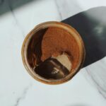 Miri Pérez-Cabrero Instagram - Postre de café!!!!! Tremendoooo y facilísimo yuhiiii ✨✨✨✨ . I N G R E D I E N T E S: ⚡️1 taza de leche ⚡️2 cdas y media maicena ⚡️1 cda café soluble ⚡️1 cda cacao opcional: 1 cdita canela y 1 cdita eritritol . I N S T R U C C I O N E S: 1️⃣mezclamos todos los ingredientes y lo llevamos a una olla a fuego medio sin dejar de remover con varillas hasta que espese 2️⃣una vez ha espesado lo vertemos en un molde y añadimos cacao por encima. Lo llevamos a la nevera una horita y listo!!! A disfrutarrrr 🎊🎊🎊 . #mirisrecipes #healthy #saludable #receta #recetas #recetassaludables #recetassanas #recetasfaciles #recetascaseras #postre #cafe Barcelona, Spain