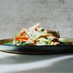 Miri Pérez-Cabrero Instagram - Ensalada viral fresquita y muy riquiiiiii ✨✨✨✨✨ pisco ingredientes y la haces en un plis!! . I N G R E D I E N T E S: - base: ⚡️1 pepino ⚡️2 zanahorias - Aderezo: ⚡️3 cdas yogur griego ⚡️1 cda cilantro picado (fresco) ⚡️1 cda cebollino picado ⚡️1 cda eneldo ⚡️jugo de medio limón ⚡️aceite & sal . I N S T R U C C I O N E S: 1️⃣con un pelador de zanahoria cortamos el pepino y las zanahorias como si fueran pappardelle 2️⃣hacemos el aderezo mezclando todos los ingredientes. Añadimos el pepino y la zanahoria cortadita y mezclamos bien. Toque de aceite y sal y listo!!!!! 🤍🤍🤍🤍🤍 . #mirisrecipes #healthy #saludable #food #receta #recetasaludable #ensalada #recetassanas #recetassaludables #recetasfaciles #recetascaseras