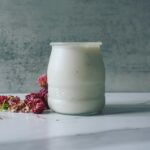 Miri Pérez-Cabrero Instagram - Cuajada de coco vegana!!! Está tremenda!!!! Pruébala que te va a sorprender un montón ✨✨✨✨✨ . I N G R E D I E N T E S: ⚡️1 lata leche de coco ⚡️1 cda eritritol ⚡️1 cda aroma vainilla ⚡️1 cda maicena (o harina de arroz) . I N S T R U C C I O N E S: 1️⃣ponemos todos los ingredientes en una olla a fuego medio y los trituramos bien y vamos mezclando con ayuda de una varillas mientras va espesando 2️⃣una vez ha espesado llevamos la mezcla a moldes de yogur más chitititos y los llevamos a la nevera durante un par de horas y voilà!!!! 🤍🤍🤍🤍 . #mirisrecipes #recetas #receta #recetasaludable #recetassaludables #recetassanas #recetasfaciles #recetascaseras #healthy #saludable #vegan #veganfood Madrid, Spain
