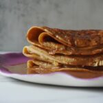 Miri Pérez-Cabrero Instagram - Crepes saludables súper fáciles!!!! Te van a chiflar!!!! Rellénalas de lo que quieras y disfrútalas con tu family✨✨✨✨ . I N G R E D I E N T E S: ⚡️2 huevos ⚡️1 cda eritritol ⚡️3 cdas harina de avena o espelta o integral (o la que te guste) ⚡️pizca de canela ⚡️chorrito de leche ⚡️opcional: pizca de aroma vainilla . I N S T R U C C I O N E S: 1️⃣trituramos todos los ingredientes 2️⃣en una sartén ponemos un poco de aceite de coco (u oliva) y vertemos parte de la masa. Hacemos las crepes a fuego lento primero por un lado y la volteamos y la hacemos por el otro 3️⃣las rellenamos de lo más nos guste!! Crema de cacahuete o chocolate deshecho o crema de avellana.. lo que quieras!! Enjoy🤍🤍🤍🤍🤍🤍 . #mirisrecipes #healthy #saludable #recetas #receta #recetassaludables #recetassanas #recetasfaciles #crepes #healthysnacks Madrid, Spain