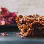 Miri Pérez-Cabrero Instagram - Healthy snack con 3 ingredientes!!! Crocante y riquísimo!!!! ♥️ . I N G R E D I E N T E S: ⚡️1 taza de corn flakes sin azúcar ⚡️chocolate negro derretido (1/2 tableta) ⚡️pizca de sal gruesa . I N S T R U C C I O N E S: 1️⃣mezclamos los cornflakes con el chocolate 2️⃣colocamos la mezcla en vasitos de muffins (ponemos un trocito de papel de horno para que no se pegue) y añadimos la sal por encima. 3️⃣nevera 1 horita hasta que el chocolate endurezca y listo!!! A disfrutar!!! Guárdalos en nevera por semanas ✨✨✨ . #mirisrecipes #healthy #saludable #receta #recetas #recetasaludable #recetasfaciles #recetassaludables #recetassanas #snack #healthysnack Madrid, Spain