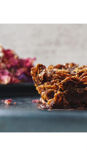 Miri Pérez-Cabrero Instagram - Healthy snack con 3 ingredientes!!! Crocante y riquísimo!!!! ♥️
.
I N G R E D I E N T E S:
⚡️1 taza de corn flakes sin azúcar 
⚡️chocolate negro derretido (1/2 tableta)
⚡️pizca de sal gruesa 
.
I N S T R U C C I O N E S:
1️⃣mezclamos los cornflakes con el chocolate 
2️⃣colocamos la mezcla en vasitos de muffins (ponemos un trocito de papel de horno para que no se pegue) y añadimos la sal por encima. 
3️⃣nevera 1 horita hasta que el chocolate endurezca y listo!!! A disfrutar!!! Guárdalos en nevera por semanas ✨✨✨
.
#mirisrecipes #healthy #saludable #receta #recetas #recetasaludable #recetasfaciles #recetassaludables #recetassanas #snack #healthysnack