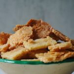 Miri Pérez-Cabrero Instagram - Galletitas de queso con solo 2 ingredientes y sin harina!!!! Listas en minutitos y súper fáciles de hacer!!! 🤍🤍🤍 . I N G R E D I E N T E S: ⚡️5 cdas harina de almendra ⚡️8 cdas queso rallado . I N S T R U C C I O N E S: 1️⃣trituramos bien todos los ingredientes y vertemos la masa entre dos hojas de papel de horno. Aplastamos bien y cortamos en forma de cuadraditos 2️⃣horneamos a 180º unos 20-25 mins, dejamos que enfríe y galletitas listas!!!!!! Las vas a amar!!!!!💙💙🙌🙌🙌 . #mirisrecipes #healthy #saludable #recetas #receta #crackers #recetassaludables #recetassanas #recetasfaciles #recetasfit Madrid, Spain