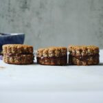 Miri Pérez-Cabrero Instagram - Galletitas tipo alfajores sanas y riquísimas!! En un plis ❤️ . I N G R E D I E N T E S: ⚡️3 cdas dátiles triturados ⚡️1 chorrito aroma vainilla ⚡️1 cda crema de cacahuete ⚡️un cdita levadura ⚡️1 huevo ⚡️1 taza harina de avena (u otra que te guste) relleno: crema de cacahuete y cacao o chocolate negro . I N S T R U C C I O N E S: 1️⃣tritutamos las 3 cdas de dátiles triturados + el huevo + aroma vainilla + levadura + crema cacahuete 2️⃣añadimos la harina de avena y mezclamos bien hasta obtener una masa muy espesa 3️⃣aplastamos la masa sobre papel de horno y la dejamos en la nevera por media horita. Después le damos forma a las galletas. Horneamos 10mins a 180º 4️⃣ añadimos el relleno y listo!!!! ✨✨✨✨✨ . #mirisrecipes #healthy #saludable #recetassanas #receta #recetas #recetasaludable #recetassaludables #recetasfaciles #galletas Madrid, Spain