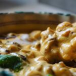 Miri Pérez-Cabrero Instagram - Dip de boniato, garbanzo y leche de coco para chuparse los deditos!!!!!!!✨✨✨✨ También lo puedes usar como dressing para ensaladas 🌶️ . I N G R E D I E N T E S: ⚡️1 boniato pelado y cortado ⚡️1 chorrito generoso de caldo de verduras ⚡️1 chorrito generoso de leche de coco (la de lata) ⚡️especias: curry, comino, paprika, sal & pimienta ⚡️aceite de oliva ⚡️1 diente de ajo + 1 cebolla morada pequeña ⚡️4 cdas de garbanzos cocidos (de bote) opcional: hojas de canónigo . I N S T R U C C I O N E S: 1️⃣ hervimos el boniato o lo llenamos de agua y lo llevamos al micro por 10 mins hasta que quede blandito 2️⃣trituramos el boniato cocido junto con el caldo de verduras, la crema de coco, las especias y un chorrito de aceite. Reservamos la mezcla 3️⃣en una sartén doramos un diente de ajo y la cebolla cortadita, añadimos los garbanzos y lo doramos todo bien. Añadimos la mezcla de antes y lo vertemos en un bowl 4️⃣añadimos unas hojas de canónigo, una cda de crema de coco por encima, un poco de aceite y sal&pimienta. Acompáñalo con un buen pan integral y listo!!!!! ♥️ . #mirisrecipes #healthy #saludable #receta #recetas #recetasfaciles #recetassaludables #recetassanas #dip #recetasfit Ibiza, Spain