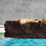 Miri Pérez-Cabrero Instagram - Healthy Brownie a la sartén!! Listo en cuestión de minutos y súper rico!! . I N G R E D I E N T E S: ⚡️2 plátanos ⚡️3 huevos ⚡️6 cdas de harina de avena ⚡️1 cda eritritol ⚡️1 cda y media de cacao ⚡️1 puñado pepitas chocolate negro ⚡️1 puñado nueces picadas . I N S T R U C C I O N E S: 1️⃣trituramos todos los ingredientes menos las pepitas de choco y las nueces 2️⃣vertemos la masa sobre una sartén engrasada con aceite de coco o de oliva. Y dejamos que se cocine con tapa (muy importante la tapa!!!) durante unos 5-10 mins. Ve chequeando! Listo!! 🤍 . #mirisrecipes #healthy #saludable #receta #recetasfaciles #recetassaludables #recetassanas #brownie #healthybrownie Ibiza, Spain