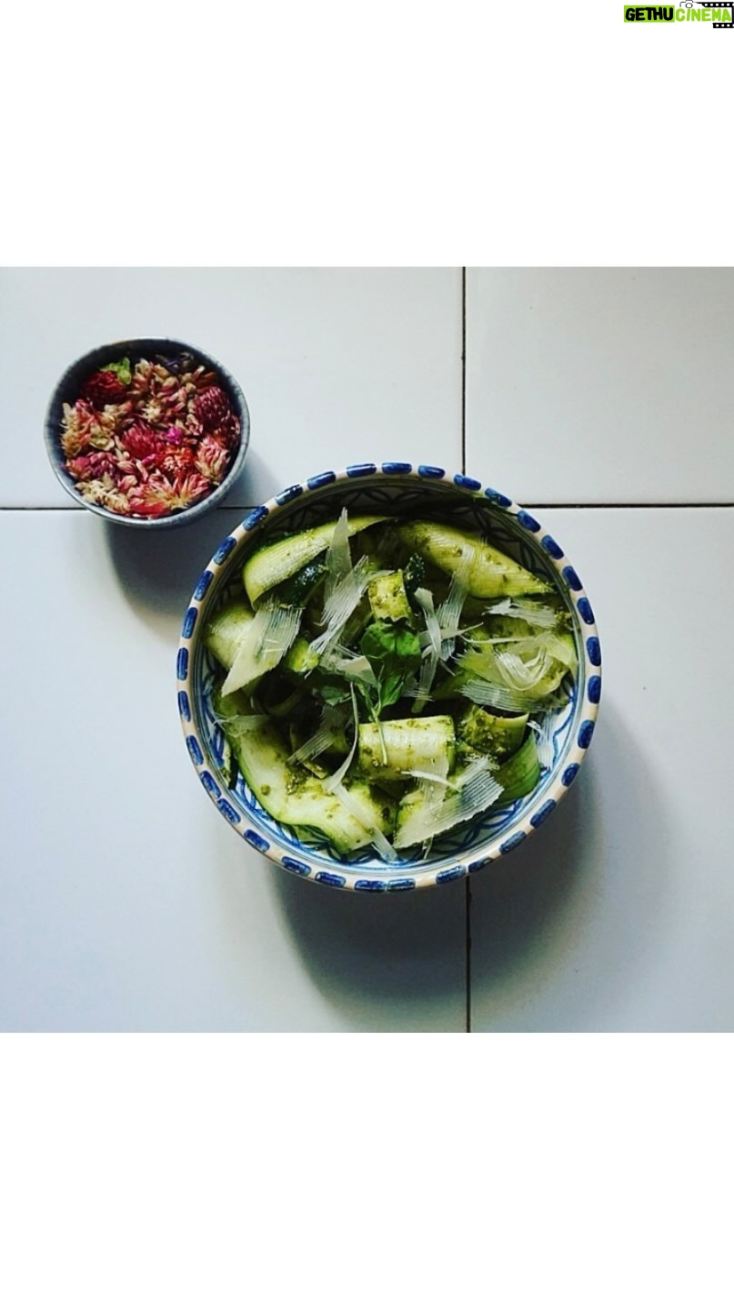 Miri Pérez-Cabrero Instagram - Espaguetis de calabacín en un minuto!!! . I N G R E D I E N T E S: ⚡️1 calabacín ⚡️4 cdas pesto ⚡️parmesano opcional: sal & hojas de albahaca . I N S T R U C C I O N E S: 1️⃣cortamos el calabacín crudo con un pelador de zanahoria 2️⃣le añadimos el pesto (si quieres pasarlo un plis por la sartén una vez añadido el pesto también puedes!) 3️⃣añadimos el parmesano y listo!! Disfruta!!! . #mirisrecipes #healthy #saludable #recetas #receta #recetasfaciles #recetassaludables #recetasaludable #recetassanas #calabacin #cenahealthy Ibiza, Spain