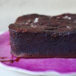 Miri Pérez-Cabrero Instagram - Pastelito de chocolate SIN AZÚCAR, SIN HARINA, con solo 4 ingredientes y listo en 5 mins!!!!! 💜 lo vas a amar!!!! . I N G R E D I E N T E S: ⚡️2 plátanos grandes ⚡️2 huevos ⚡️2 cdas de cacao puro ⚡️4 onzas de chocolate negro ⚡️opcional: 1 cdita de levadura & sal gorda . I N S T R U C C I O N E S: 1️⃣trituramos los plátanos, los huevos, el cacao y la levadura. Vertemos la mezcla en un molde de cristal no muy grande. 2️⃣deshacemos el chocolate negro (puedes añadir un poco de aceite de coco para que se deshaga mejor) y lo añadimos a la mezcla anterior. Mezclamos un poquito dejando que el pastel quede un poco marmolado 3️⃣microondas 5’ en intervalos de 1’ y listo!!!!!!! Lo vas a amar!!!!! 💕💕💕💕💕 . #mirisrecipes #healthy #saludable #recetas #recetassaludables #recetassanas #receta #recetasfaciles #pastelfit #brownies Madrid, Spain