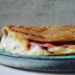 Miri Pérez-Cabrero Instagram - Tortillas mejicanas de 2 ingredientes!!! Esto es una merienda saludable que te la haces en menos de 5 mins!! Guárdatela ya!!! ♥️ . I N G R E D I E N T E S: Para 2 tortillas: ⚡️unos 100ml de agua ⚡️4 cdas harina de centeno (u otra harina) . Toppings: ⚡️jamón ⚡️queso ⚡️aceite de oliva & sal . I N S T R U C C I O N E S: 1️⃣mezclamos la harina junto con el agua hasta que quede una masa espesita 2️⃣vertemos la mezcla en una sartén con un poco de aceite y la esparcemos bien por la sartén. 3️⃣Hacemos las tortillas por ambos lados y agregamos el queso, el jamón y doblamos por la mitad. Dejamos que se acabe de dorar, añadimos un toque de sal y listo!! A disfrutar!!!! ✨ . #mirisrecipes #healthy #saludable #recetas #receta #recetassaludables #recetassanas #recetasfaciles #merienda #meriendasaludable Ibiza, Spain