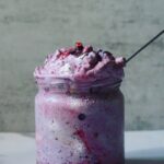 Miri Pérez-Cabrero Instagram - Desayuno para cuando no tienes tiempo!!! 3 ingredientes y delicioso 💜 . I N G R E D I E N T E S: ⚡️1 vaso de frutos rojos congelados ⚡️2 cdas semillas de chia ⚡️un chorro de leche de coco (hasta cubrir) Opcional: granola de chocolate . I N S T R U C C I O N E S: 1️⃣en un bowl ponemos los frutos rojos, las semillas de chia y la leche de coco. Mezclamos bien y dejamos reposar 10 mins 2️⃣añadimos la granola por encima y listo!! A disfrutar de esta delicia ✨ . #mirisrecipes #healthy #saludable #desayuno #recetassanas #recetasfaciles #recetas #receta #recetassaludables Ibiza, Spain