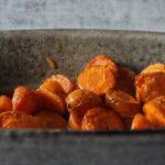 Miri Pérez-Cabrero Instagram - Bravas de zanahoria increíbles!! Para chuparse los dedos ♥️ . I N G R E D I E N T E S: ⚡️4 zanahorias ⚡️1 cdita curry ⚡️1 cdita comino ⚡️1 cdita cúrcuma ⚡️1 cdita pimentón dulce ⚡️sal & pimienta & aceite de oliva . I N S T R U C C I O N E S: 1️⃣cortamos las zanahorias en forma de triangulitos 2️⃣ponemos las zanahorias en un molde apto para horno y ponemos un poco de aceite y las especias + sal & pimienta. ☝️importante!!! Una vez puestas las especias NO las mezcles!! Las dejas tal cual caigan y eso lo llevas al horno. 3️⃣horneamos a 180º durante 35mins y listo!!! Disfrútalas!✨ . #mirisrecipes #healthy #saludable #receta #recetas #recetassanas #recetassaludables #recetasfaciles #bravas #zanahoria #comidasaludable Madrid, Spain