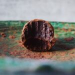 Miri Pérez-Cabrero Instagram - Trufas con solo 4 ingredientes que te van a chiflarrrr♥️ . I N G R E D I E N T E S: ⚡️4 cdas leche en polvo ⚡️4 cdas cacao puro ⚡️1 cda eritritol (o un chorrito de endulzante líquido) ⚡️1 chorrito de leche (la que más te guste, yo he usado de vaca) . I N S T R U C C I O N E S: 1️⃣mezclamos todos los ingredientes y formamos bolitas. Las embadurnamos con un poco de cacao por encima y listo!! ✨ . #mirisrecipes #healthy #saludable #recetas #trufas #receta #recetasfaciles #recetassaludables #recetassanas Madrid, Spain