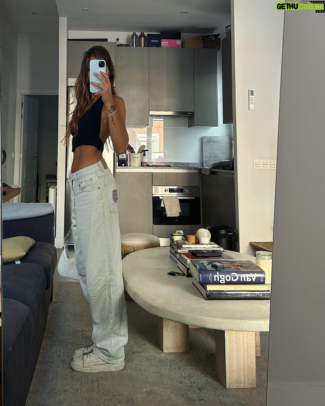 Miri Pérez-Cabrero Instagram - Weekend outfits check 🪷 . ⚡️ @brunchandartclub conjunto gris ⚡️ @egoofficial top negro + @pullandbear pants ⚡️ @pinkoofficial chaquetita blanca + @pullandbear pants Madrid, Spain