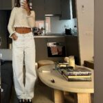 Miri Pérez-Cabrero Instagram - Weekend outfits check 🪷 . ⚡️ @brunchandartclub conjunto gris ⚡️ @egoofficial top negro + @pullandbear pants ⚡️ @pinkoofficial chaquetita blanca + @pullandbear pants Madrid, Spain