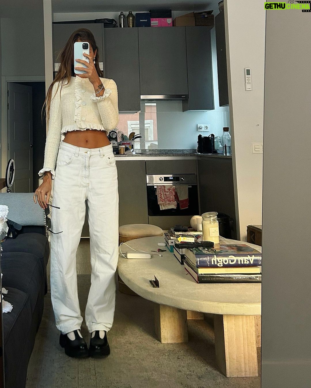Miri Pérez-Cabrero Instagram - Weekend outfits check 🪷 . ⚡️ @brunchandartclub conjunto gris ⚡️ @egoofficial top negro + @pullandbear pants ⚡️ @pinkoofficial chaquetita blanca + @pullandbear pants Madrid, Spain