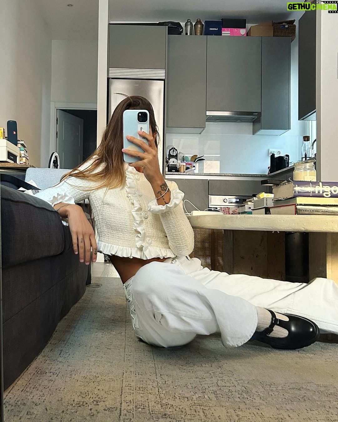 Miri Pérez-Cabrero Instagram - Weekend outfits check 🪷 . ⚡️ @brunchandartclub conjunto gris ⚡️ @egoofficial top negro + @pullandbear pants ⚡️ @pinkoofficial chaquetita blanca + @pullandbear pants Madrid, Spain