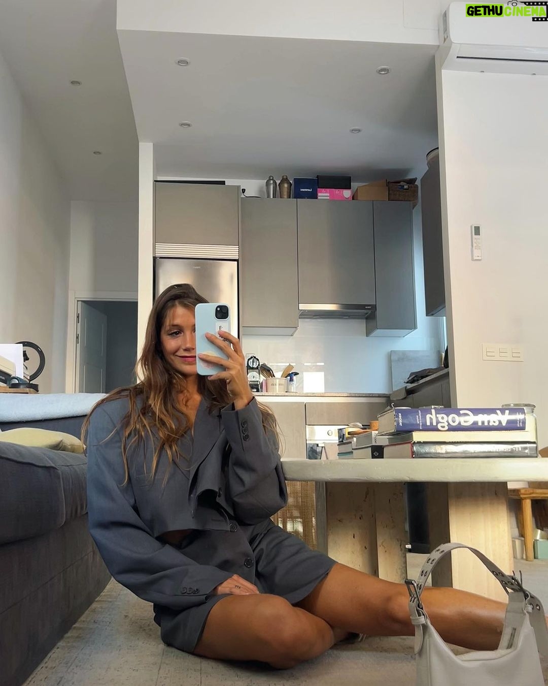 Miri Pérez-Cabrero Instagram - Weekend outfits check 🪷 . ⚡️ @brunchandartclub conjunto gris ⚡️ @egoofficial top negro + @pullandbear pants ⚡️ @pinkoofficial chaquetita blanca + @pullandbear pants Madrid, Spain