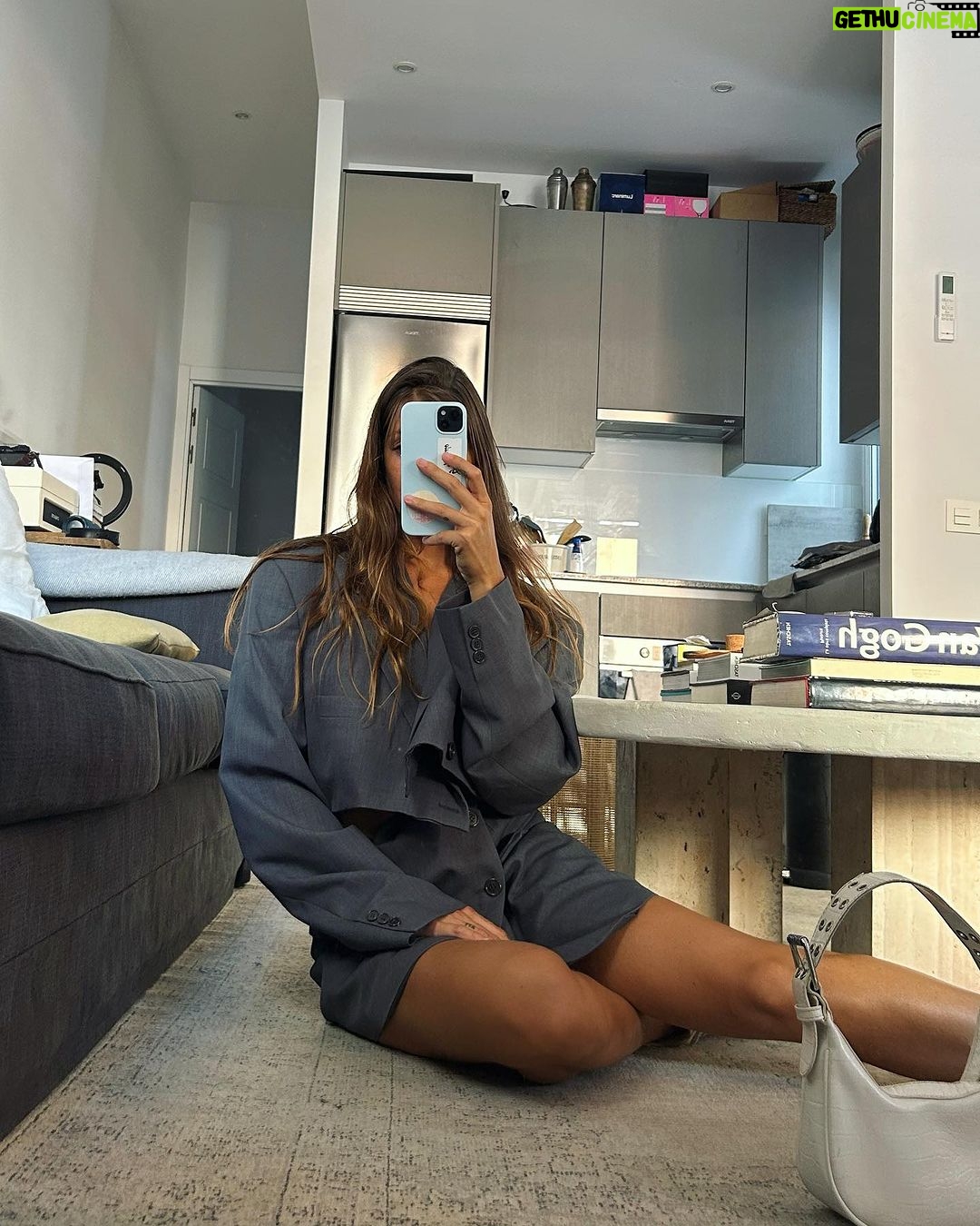 Miri Pérez-Cabrero Instagram - Weekend outfits check 🪷 . ⚡️ @brunchandartclub conjunto gris ⚡️ @egoofficial top negro + @pullandbear pants ⚡️ @pinkoofficial chaquetita blanca + @pullandbear pants Madrid, Spain