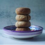 Miri Pérez-Cabrero Instagram - Galletitas increíbles de 2 ingredientes!!!!!!!!💜 las vas a amaaarrrr!!!!!✨✨✨✨✨✨✨👌 . I N G R E D I E N T E S: ⚡️1 plátano ⚡️6 cdas grandes de harina de almendra . I N S T R U C C I O N E S: 1️⃣trituramos el plátano junto con 3 cdas de harina de almendra. Una vez triturado añadimos 3 cdas de harina de almendra más y mezclamos con una espátula integrando toda la masa 2️⃣hacemos bolitas, las aplastamos un poco y al horno 180º durante 20 mins! Listas!!!!!!!!!!💘💘💘💘💘💘🔥 . #mirisrecipes #healthy #saludable #receta #recetas #recetasaludables #recetassanas #recetasfaciles #recetascaseras #cookies #2ingredients Madrid, Spain