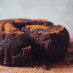 Miri Pérez-Cabrero Instagram - Pastelito de chocolate SIN HUEVO, sanísimo!!!! Y de sabor… mejor que lo probéis porque vais a estar 😍😍😍😍😍!!! . . I N G R E D I E N T E S: ⚡️60gr chocolate negro derretido ⚡️2 cdas crema cacahuete ⚡️4 cdas harina avena ⚡️1 cda cacao ⚡️1 cdita levadura ⚡️1 chorrito de leche (generoso) ⚡️1 cda y media de eritritol . I N S T R U C C I O N E S: 1️⃣trituramos todos los ingredientes y vertemos la masa en un molde pequeñito!! Del tamaño de una mano (sino, dobla cantidades) 2️⃣horno 180º durante 20-25 mins y listo!! 3️⃣espolvorea por encima un poco de cacao si quieres! . Lo vas a amaaaar! 💘💘💘💘✨✨✨ #mirisrecipes #healthy #saludable #chocolate #pastel #receta #recetas #recetassaludables #recetassanas #recetasfaciles Madrid, Spain