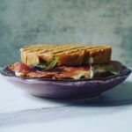 Miri Pérez-Cabrero Instagram - Pan proteico sin harinas con solo 3 ingredientes!!!!! Queda con un ligero sabor a cacahuete que va increíble para hacer tus bocatas!!!! ✨✨✨✨✨✨✨ . I N G R E D I E N T E S: ⚡️3 huevos ⚡️1 cda levadura ⚡️3 cdas crema cacahuete . I N S T R U C C I O N E S: 1️⃣trituras todos los ingredientes y llevas la mezcla a un molde. Añades semillas por encima y horneas a 180º durante 20-25 mins. 2️⃣haz tu bocata con jamón, queso y lechuga!! Yo lo paso un par de minutos por la sandwichera para que quede aún mejor !!! . Te va a chiflarrrrr!! #mirisrecipes #healthy #saludable #recetassanas #recetas #receta #recetassaludables #recetasfaciles #recetafacil #pan #proteico Madrid, Spain