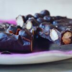 Miri Pérez-Cabrero Instagram - Turrón de chocolate diferente y exquisito!!!!!!!! Lo tenéis que hacer!!!! Lo vais a amaaaaar!!!!♥️👌👌👌👌parece que la combinación sea extraña pero todo lo contrario!!! Los garbanzos se pueden usar para rectas dulces sin problema!! Su textura y sabor queda increíble ✨✨✨ . I N G R E D I E N T E S: ⚡️150gr garbanzos cocidos escurridos ⚡️1 cda canela ⚡️3 cdas aroma vainilla ⚡️1/2 tableta de chocolate derretida ⚡️sal maldon . I N S T R U C C I O N E S: 1️⃣mezclas los garbanzos escurridos con la canela y la vainilla. Horneamos 25 mins a 180º 2️⃣mezclamos los garbanzos con el chocolate derretido y formamos como una tableta. Añadimos toque de sal por encima. Lo llevamos a la nevera hasta que el chocolate endurezca y voilàaaaaa!!!! 💘💘💘💘💘💘 . #mirisrecipes #healthy #saludable #recetas #recetassaludables #recetassanas #recetasfaciles #recetascaseras #turron #chocolate Madrid, Spain