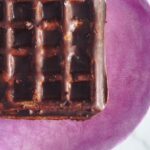 Miri Pérez-Cabrero Instagram - Gofres saludables de chocolate crujiente con solo 5 ingredientes que seguro que tienes en casa!!!! 💜💜💜💜💜💜💜💜💜 . I N G R E D I E N T E S: ⚡️1 plátano madurito ⚡️2 huevos ⚡️4 cdas harina avena (u otra harina que te guste) ⚡️1 cda rasa eritritol (u otro endulzante que te guste) ⚡️chocolate negro derretido . I N S T R U C C I O N E S: 1️⃣trituramos todos los ingredientes menos el chocolate 2️⃣vertemos la masa en una gofrera engrasada con un poco de aceite de oliva y vamos haciendo los gofres uno a uno (5 minutos de cocción por gofre) 3️⃣embadurnas tus gofres con chocolate derretido y los llevas a la nevera hasta que el chocolate endurezca. Y voilàaaaaaaaa ✨✨✨✨✨✨🪷🪷🪷🪷🪷 . #mirisrecipes #healthy #saludable #recetas #receta #recetassaludables #recetassanas #recetasfaciles #gofres #snack #recetafit Madrid, Spain