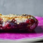 Miri Pérez-Cabrero Instagram - Merienda riquísima en 2 minutos!!!! Paquetitos rellenos de frutos rojos con papel de arroz crujiente y chocolate 💜!!! Os va a chiflar ✨✨✨✨ con poquísimos ingredientes!!! . I N G R E D I E N T E S: ⚡️2 papeles de arroz ⚡️frutos rojos ⚡️chocolate ⚡️galletas integrales trituradas . I N S T R U C C I O N E S: 1️⃣mojamos el papel de arroz hasta que reblandezca y añadimos los toppings: los frutos rojos, el chocolate deshecho y la galleta triturada. 2️⃣envolvemos bien todo con 2 papeles de arroz, primero envolvemos por un lado y después por el otro. 3️⃣ponemos nuestros paquetitos en una sartén con aceite y los tostamos hasta que queden crujientes!! Y voilà, le pones más galleta por encima y si quieres un poco de eritritol y listo!!!! ♥️♥️♥️♥️♥️♥️♥️♥️🪷🪷🪷🪷💘 . #mirisrecipes #healthy #saludable #recetas #recetassaludables #recetasfaciles #recetassanas #recetascaseras #merienda #snack #healthysnack Madrid, Spain