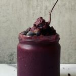 Miri Pérez-Cabrero Instagram - Açaí sin azúcar!!!! 💜 . I N G R E D I E N T E S: ⚡️1 paquetito de açaí congelado sin azúcar (lo compro en @almalibreacaihouse ⚡️1 puñado de frutos rojos congelados ⚡️1/2 plátano congelado ⚡️1 chorrito de leche de avena ⚡️toppings: 1️⃣mezcla de dátiles, nueces y cacao triturados 2️⃣ almendra 3️⃣ crema de cacahuete 4️⃣ frutos rojos 5️⃣eritritol (opcional) . I N S T R U C C I O N E S: 1️⃣ trituramos todo menos los toppings y luego añadimos los toppings! A disfrutar!! . #mirisrecipes #healthy #saludable #recetassanas #recetasfaciles #acai #healthyfood #recetassaludables #recetas #receta #saludableyrico #recetascaseras Madrid, Spain