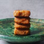 Miri Pérez-Cabrero Instagram - Croquetitas de boniato de 3 ingredientes!!!!! Facilísimas ♥️!!!!! Y están irresistibles✨✨✨✨✨🫶 . I N G R E D I E N T E S: ⚡️la carne de un boniato asado (o al micro) ⚡️4 cdas harina de avena o integral o de sarraceno ⚡️7 cdas queso cheddar Aceite de oliva y sal . I N S T R U C C I O N E S: 1️⃣asamos el boniato o lo llevamos al micro en un plato con un poco de agua durante 10 minutos 2️⃣sacamos la carne del boniato y la mezclamos con la harina y el queso. Con ayuda de una espátula!!! 3️⃣hacemos una bola que aplastaremos entre medio de papel de horno y cortaremos cuadraditos con un cuchillo 4️⃣llevamos nuestros cuadraditos a la sartén con un poco de aceite y dejamos que se vayan haciendo a fuego medio hasta que queden doraditos. Y voilàaaaaaa 💜💜💜🫶🫶🫶🫶🫶 . #mirisrecipes #healthy #saludable #recetassanas #receta #recetas #recetassaludables #recetasfaciles #recetascaseras #boniato Madrid, Spain