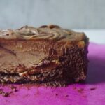 Miri Pérez-Cabrero Instagram - Pastelito 2 colores SIN HORNO y con solo 3 INGREDIENTES!!!!! 💜✨✨✨✨✨ . I N G R E D I E N T E S: ⚡️2 plátanos grandes congelados ⚡️8 onzas chocolate negro derretidas ⚡️2 cdas crema de cacahuete espesa . I N S T R U C C I O N E S: 1️⃣trituramos los plátanos y dividimos la masa en 2 bowls 2️⃣en un bowl añadimos el chocolate deshecho (si se hacen grumitos, lleva el bowl al micro por 1 minuto y mezcla de nuevo) 3️⃣al otro bowl le añadimos la crema de cacahuete (si no se integra bien la crema de cacahuete con el plátano, lleva la mezcla al micro por 30 segs y vuelve a mezclar o incluso puedes triturarlo para que se integre) 4️⃣vertemos las dos mezclas en un molde forrado con papel de horno y lo congelamos por 2 horas. Sacamos del congelador 15 mins antes de servir!!! Voilà!!!!! 💜💜💜💜 . #mirisrecipes #healthy #saludable #recetassanas #recetassaludables #recetasfaciles #receta #recetas #pastel Madrid, Spain